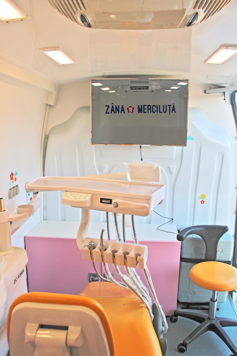 Zana Merciluta - cabinet stomatologic mobil care acorda gratuit profilaxie si tratament copiilor cazuri umanitare