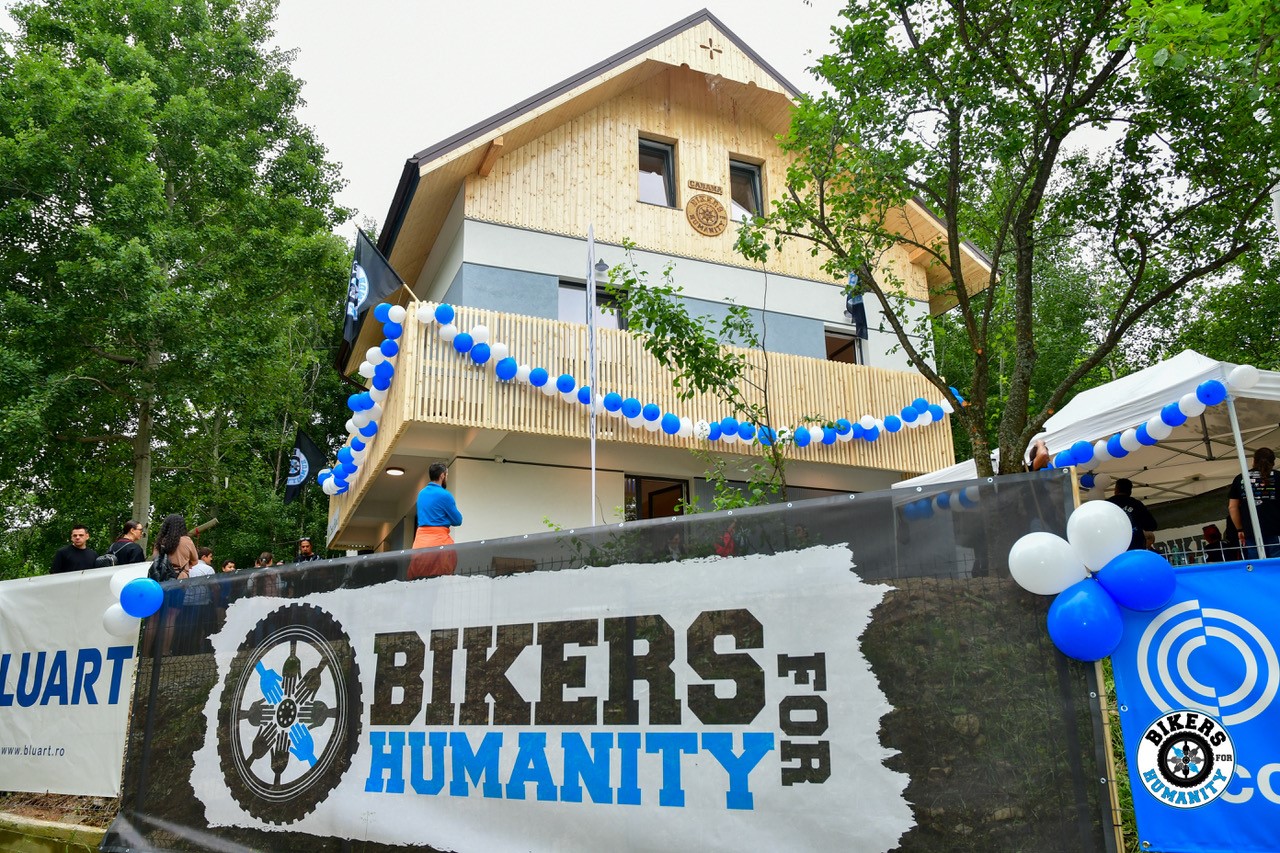 Cabana cu observator astronomic „Bikers for Humanity”