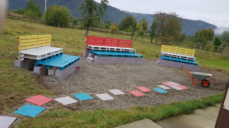 Școala din curtea școlii