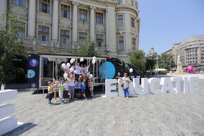 BCR parchează camionul educației financiare în Piața Universității din București