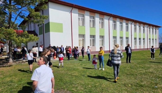 Constantin Enceanu a inaugurat Școala Gimnazială Leleasca, renovată de Asociația BookLand