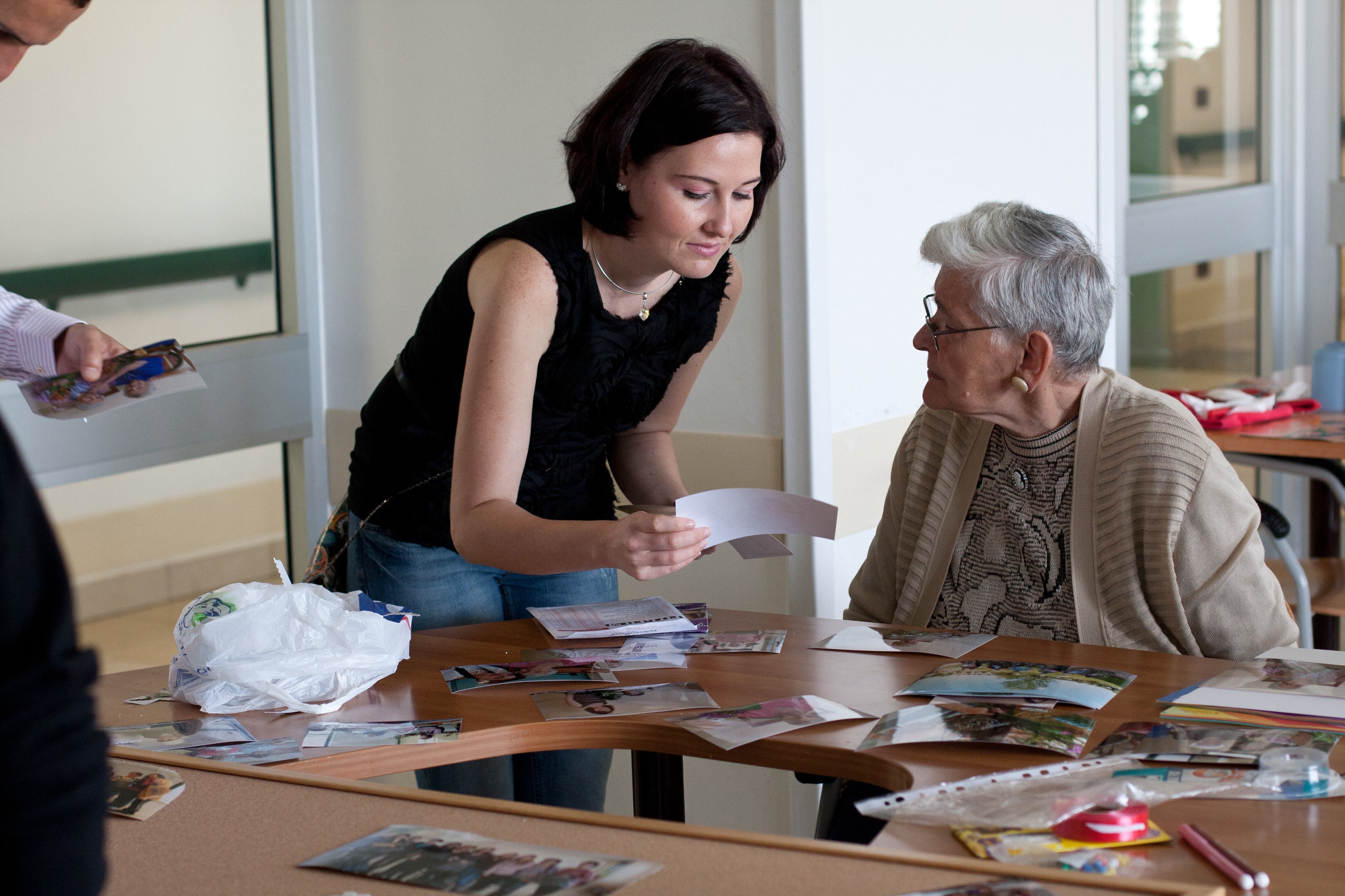 Niciodata singur - voluntari aproape de varstnici