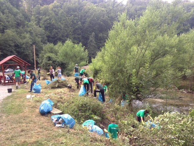 Un colt de rai pe Valea Iadului. Prima ecologizare in cadrul proiectului Omul REinverzeste locul