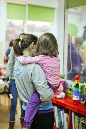 Asociatia Little People a renovat camera de joaca si terapie pentru copiii si adolescentii bolnavi de cancer din Cluj