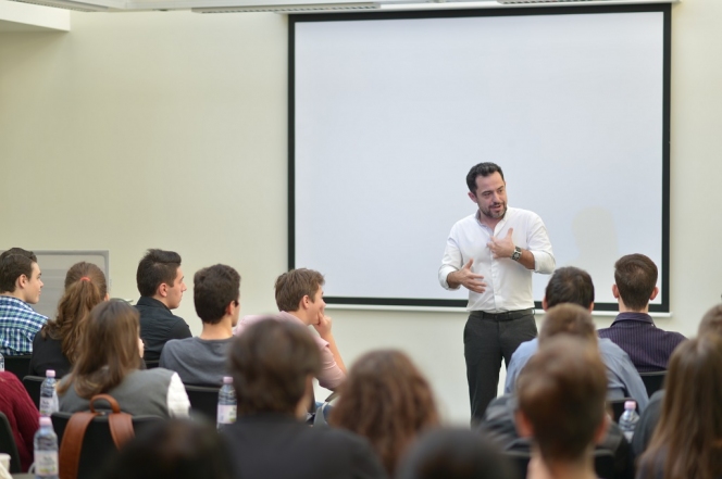 Hour of Code sustinut de Microsoft: peste 200 elevi din 5 orase din tara au codat simultan