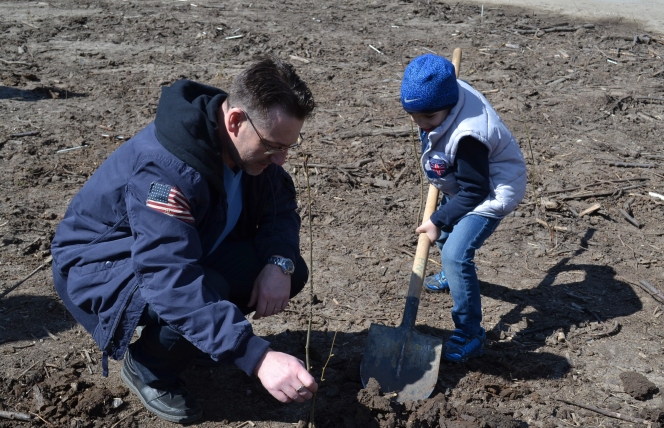 Copiii de la Acorns Nursery au participat la o actiune de plantare de copaci la Comana