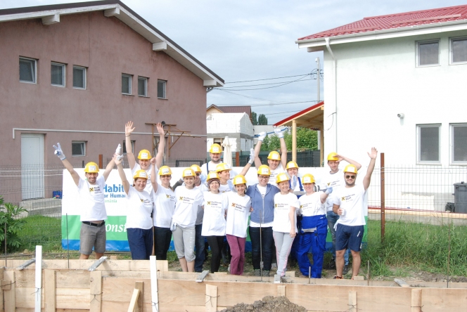 Impreuna pentru comunitate: Angajati ai Raiffeisen Bank construiesc case si sperante pe santierul Habitat for Humanity din Ploiesti