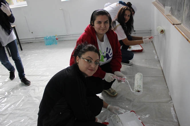 Peste 100 de voluntari au renovat Scoala Generala din satul Plopsor, judetul Dolj