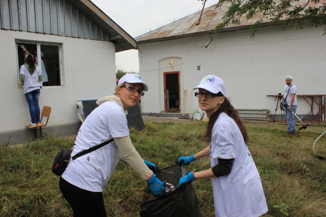 Peste 100 de voluntari au renovat Scoala Generala din satul Plopsor, judetul Dolj