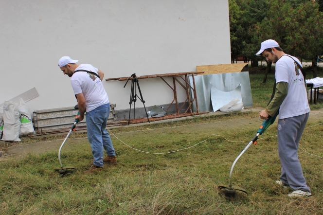 Peste 100 de voluntari au renovat Scoala Generala din satul Plopsor, judetul Dolj