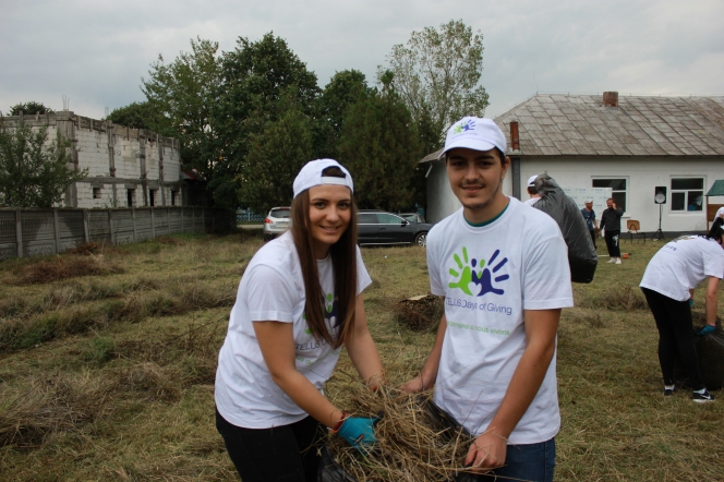Peste 100 de voluntari au renovat Scoala Generala din satul Plopsor, judetul Dolj