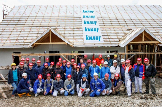 Top managementul companiilor Knauf Gips si Knauf Insulation din sase tari a participat la constructia de locuinte pentru familii cu venituri modeste