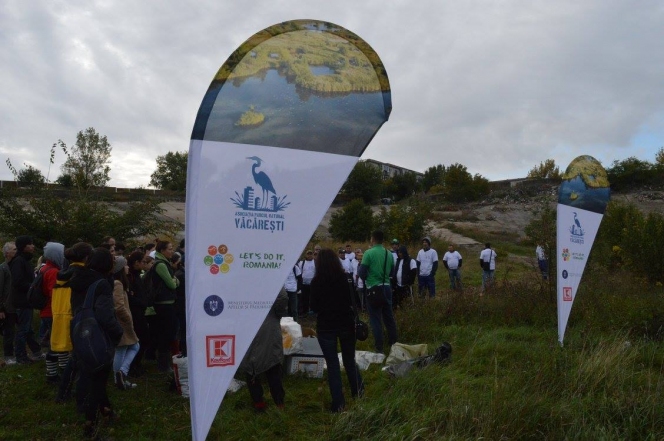 Peste 200 de voluntari "Let's Do It, Romania!" au curatat in weekend Parcul Natural Vacaresti