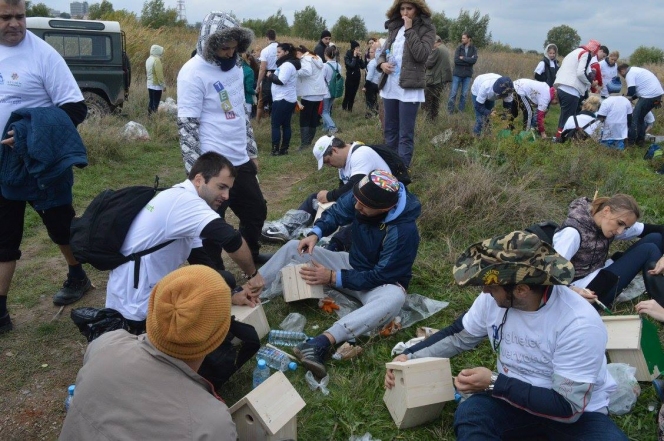 Peste 200 de voluntari "Let's Do It, Romania!" au curatat in weekend Parcul Natural Vacaresti