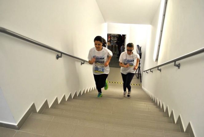 La SkyRun 2016, concurentii vor alerga pe scari si pentru reimpadurirea Romaniei, sustinand cauza Asociatiei MaiMultVerde