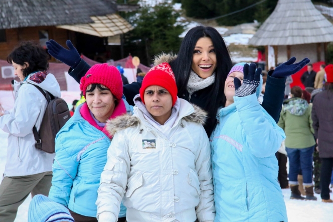 Corina Caragea si Dragos Bucurenci la Jocurile Speciale de Iarna alaturi de copiii beneficiari HHC Romania