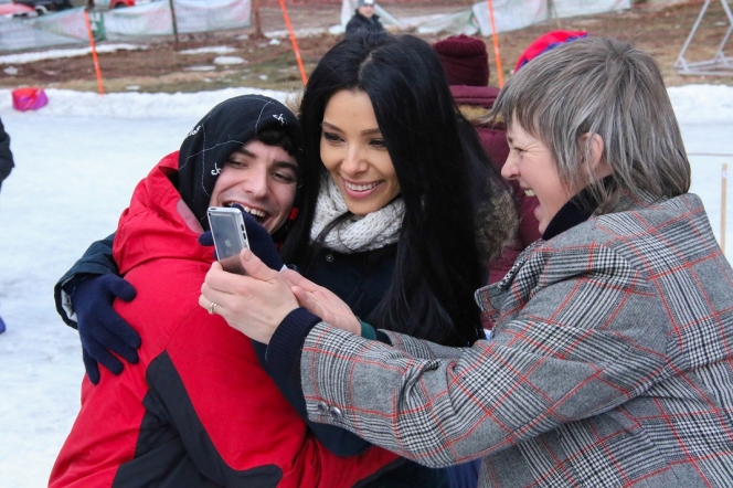 Corina Caragea si Dragos Bucurenci la Jocurile Speciale de Iarna alaturi de copiii beneficiari HHC Romania