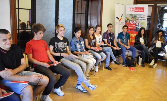Elevi din 6 orase din Romania participa la “Raftul cu experiente”, un program interactiv de dezvoltare profesionala