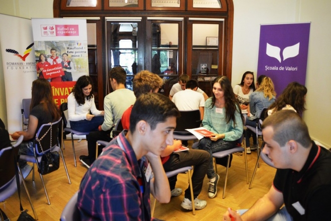 Elevi din 6 orase din Romania participa la “Raftul cu experiente”, un program interactiv de dezvoltare profesionala