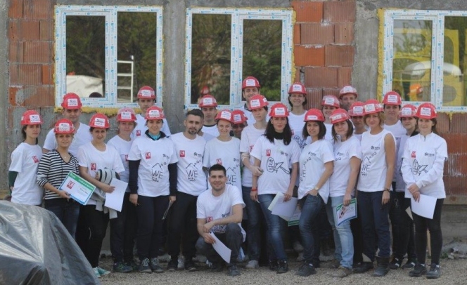 Angajati ai companiei Kaufland Romania au dat o mana de ajutor familiilor care au nevoie de o locuinta in Ploiesti