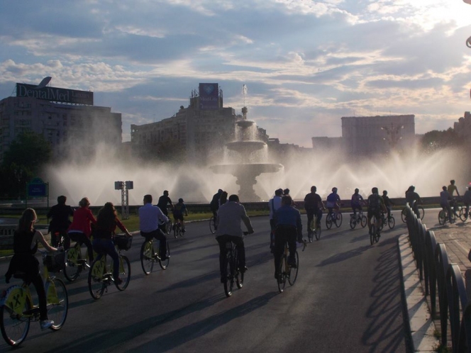 Business pe Bicicleta - mai 2016: sute de biciclisti pedaleaza la costum pe arterele principale ale Bucurestiului