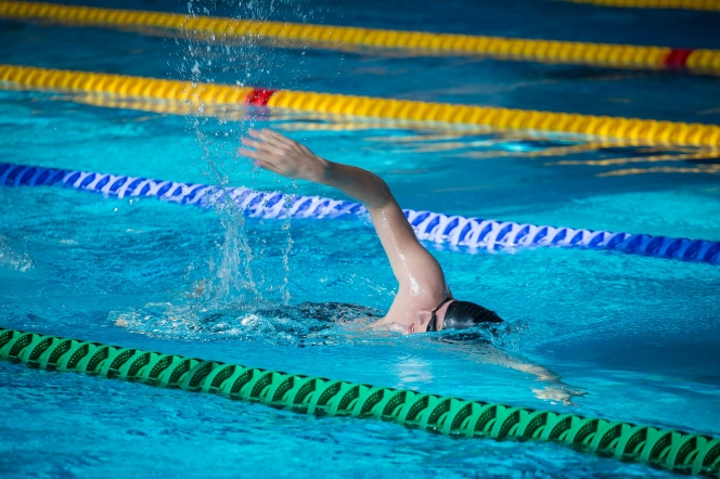 3 echipe de înotători “au făcut valuri” la Swimathon București pentru Hope and Homes for Children și au strâns bani pentru copiii aflați în pericol de abandon