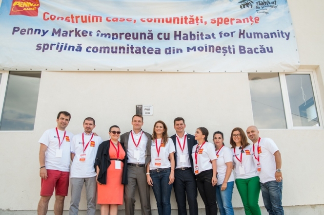 REWE România a înmânat celor trei familii din Moinești cheile noii case