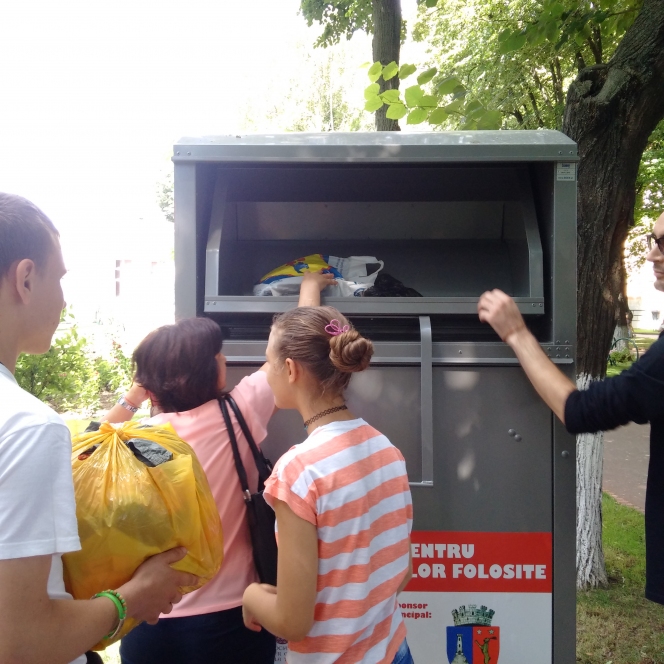 5 liceeni din Tecuci au instalat în orașul lor primele containere de donații de haine din Județul Galați