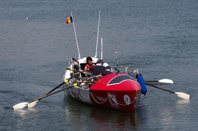 Românii care vor traversa pentru prima dată Oceanul Atlantic vâslind și-au lansat la apă barca