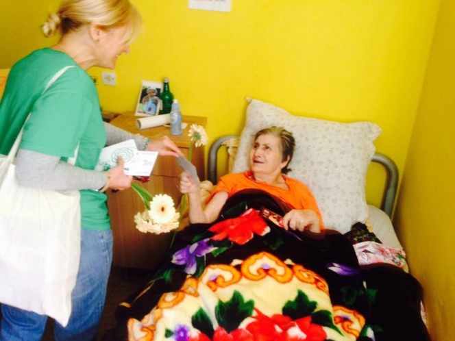 Vârstnicii din România primesc „Flori pentru Suflet”