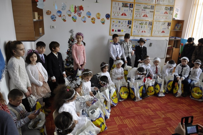 3.121 de copii primesc daruri de Crăciun de la Lidl România și World Vision România