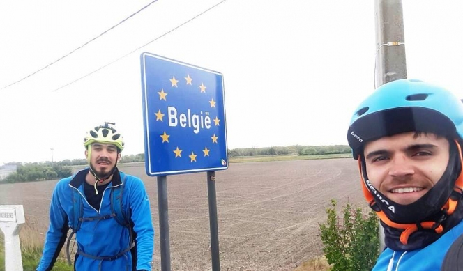 Doi români stabiliți în Anglia încep turul Europei pe biciclete, pentru a susține educația copiilor fără posibilități din România