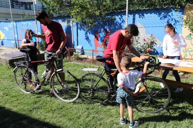 Cei doi români, care au pornit pe biciclete de la Londra la București pentru a sprijini educația, au ajuns la destinație