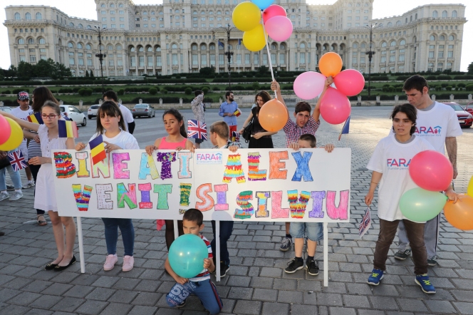 Cei doi români, care au pornit pe biciclete de la Londra la București pentru a sprijini educația, au ajuns la destinație