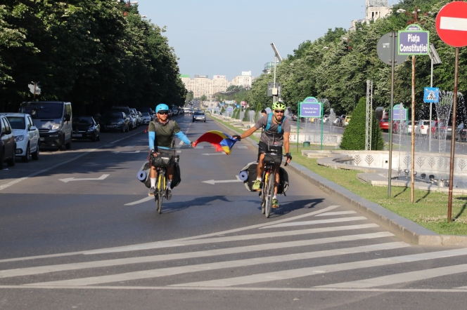 Cei doi români, care au pornit pe biciclete de la Londra la București pentru a sprijini educația, au ajuns la destinație