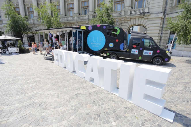 BCR parchează camionul educației financiare în Piața Universității din București