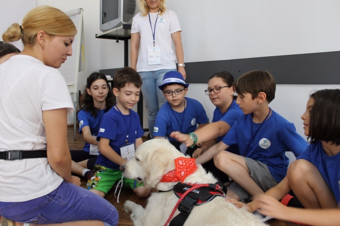 Terapia cu animale - atelier in premieră la Facultatea de Sociologie și Asistență Socială