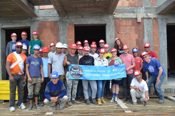 19 voluntari din 8 țări construiesc locuințe sociale pe șantierul Habitat for Humanity din Mediaș