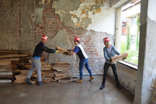 19 voluntari din 8 țări construiesc locuințe sociale pe șantierul Habitat for Humanity din Mediaș