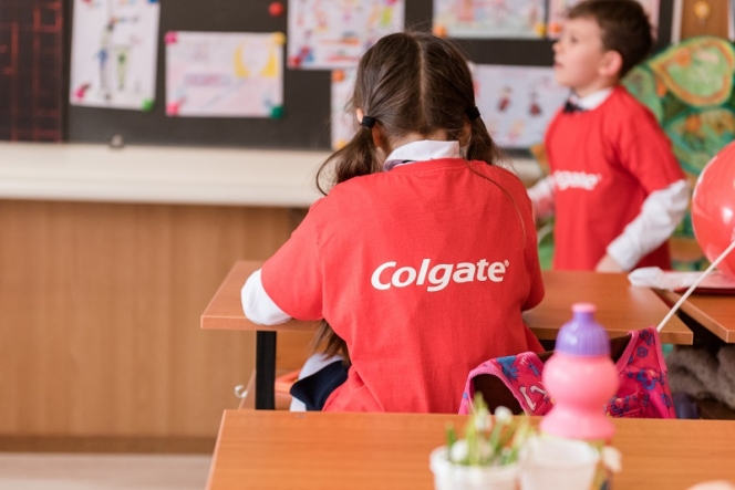 Colgate România și voluntarii Crucii Roșii Române învață 100.000 de copii cum să aibă o igienă orală corectă