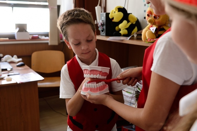 Colgate România și voluntarii Crucii Roșii Române învață 100.000 de copii cum să aibă o igienă orală corectă