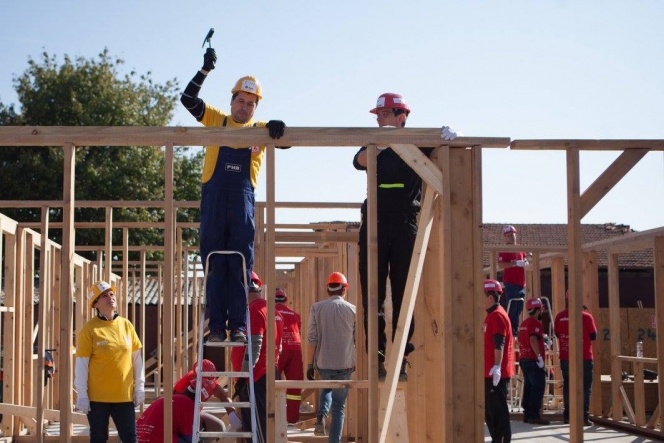 Habitat for Humanity România a construit 36 de case în 5 zile la Bacău