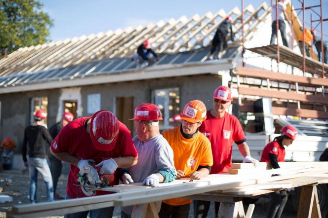 Habitat for Humanity România a construit 36 de case în 5 zile la Bacău