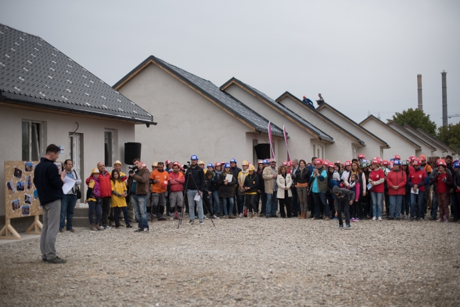 Habitat for Humanity România a construit 36 de case în 5 zile la Bacău