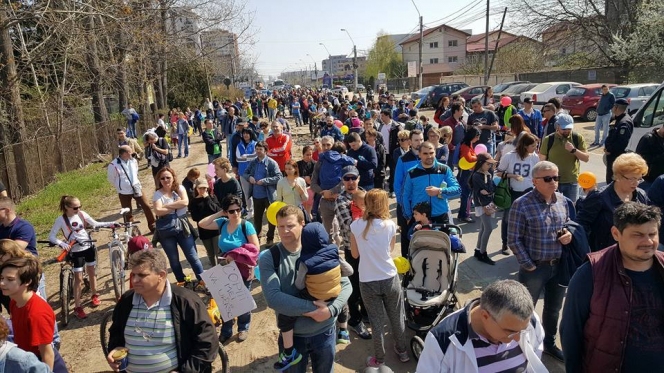 Autoritățile locale interzic protestul cetățenilor din Prelungirea Ghencea și Domnești, oamenii ies la plimbare