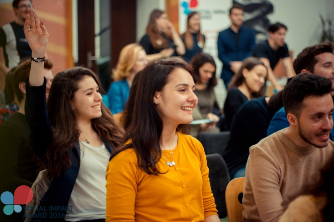 Social Impact Award caută tineri români cu idei de afaceri sociale