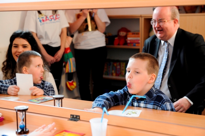 Ambasadorul Marii Britanii Paul Brummell și familia acestuia și-au petrecut Vinerea Mare la unul dintre  programele Fundației FARA din Suceava