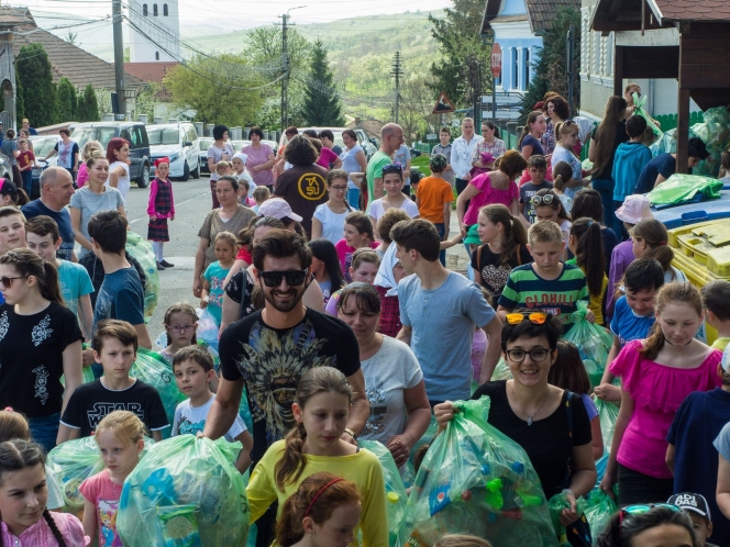 Ziua bună! – Ziua Voluntarilor Mici // peste 23.000 de elevi și profesori au participat la un proiect de educare în colectarea deșeurilor din plastic