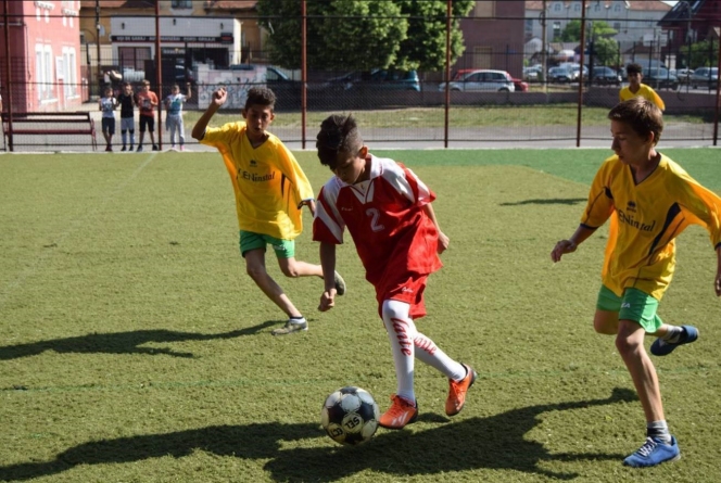 Copiii cu dizabilități intelectuale participă alături de elevi din școlile de masă la Turneele Regionale de Fotbal Special Olympics