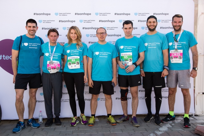 Peste 500 de alergători au participat la Semimaratonul București și au strâns bani pentru cauza Hope and Homes for Children